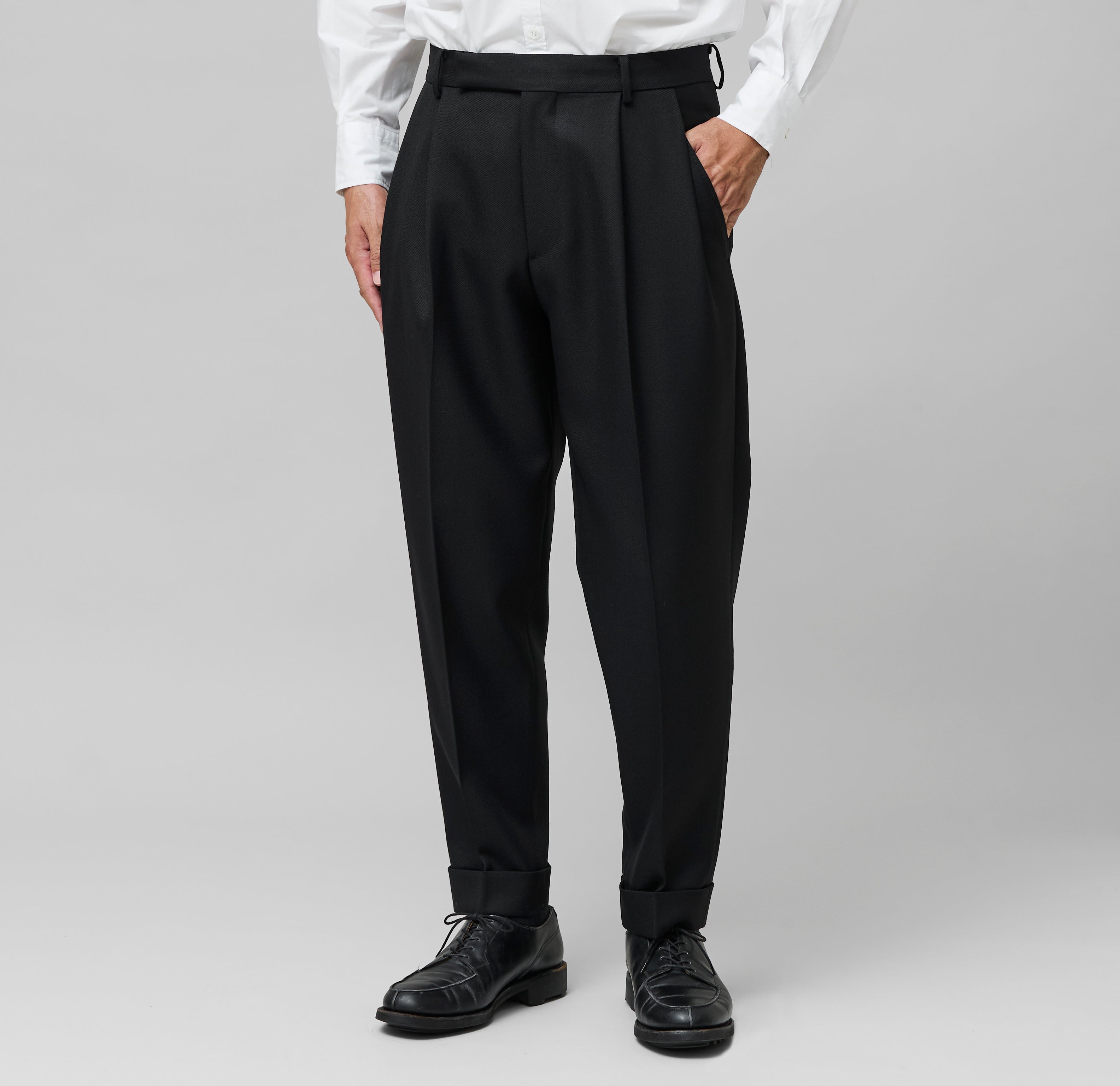 CPT-1 – 2/30 Wool Twill – Black / 2アウトプリーツ スラックス – :colon | コロン  オフィシャルオンラインショップ